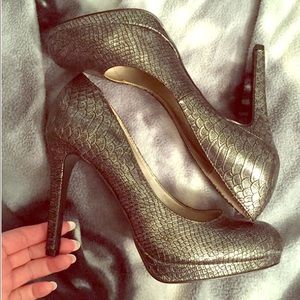 A.n.a. Silver gray metallic snakeskin heel 9.5m